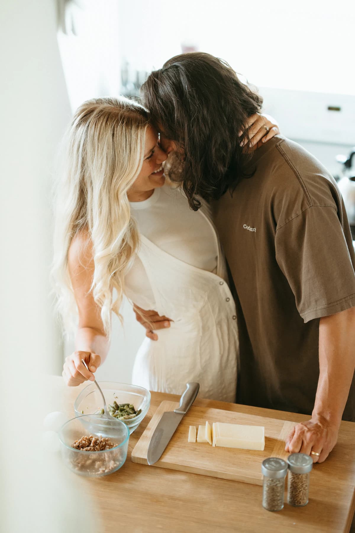 Un couple partage un moment complice en cuisinant ensemble